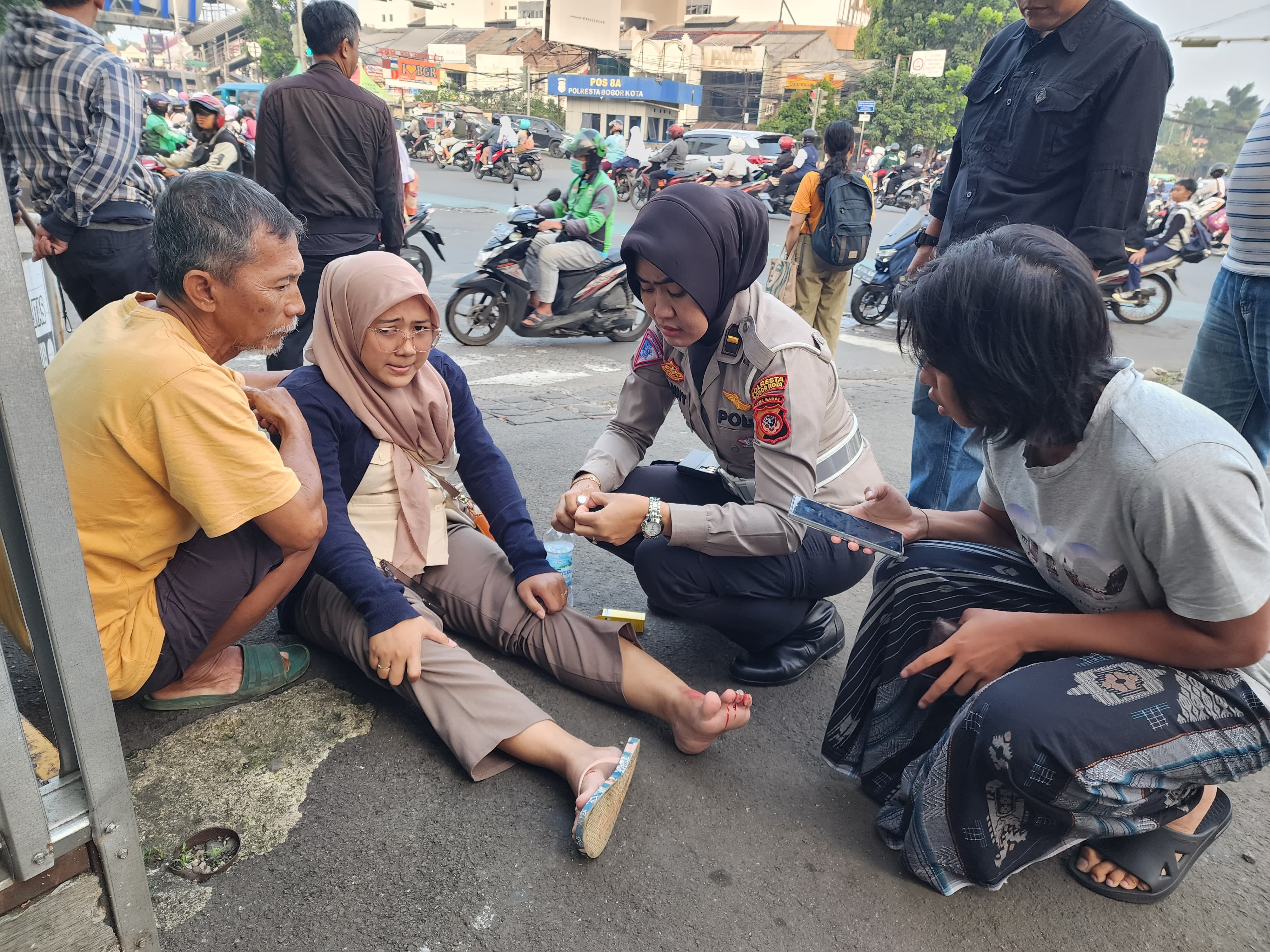 Polantas Penolong Satlantas Polresta Bogor Kota Bantu Warga Yang Kecelakaan