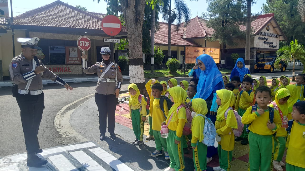 DIKMAS LANTAS DAN POLISI SAHABAT ANAK TERHADAP SISWA/I RA AL ANSHORI KEL. TEGALMUNJUL KEC. / KAB. PURWAKARTA