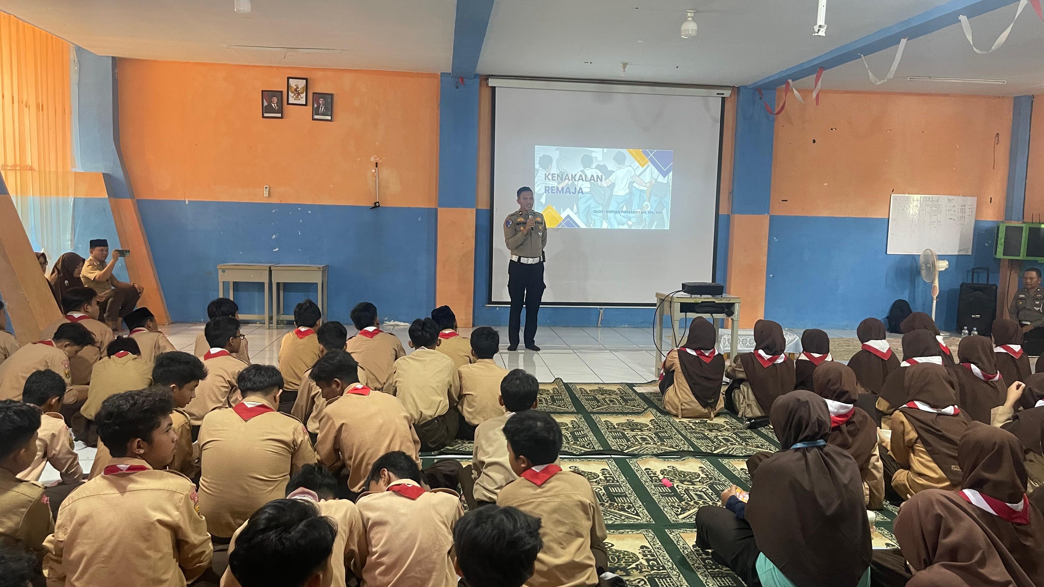 SATUAN LALU LINTAS POLRES PURWAKARTA MELAKSANAKAN  DIKMAS LANTAS, KAMPANYE KESELAMATAN BERLALU LINTAS DAN POLICE GOES TO SCHOOL TERHADAP SISWA/I SMP IT AL-BINA KEL. CISEUREUH KAB. PURWAKARTA