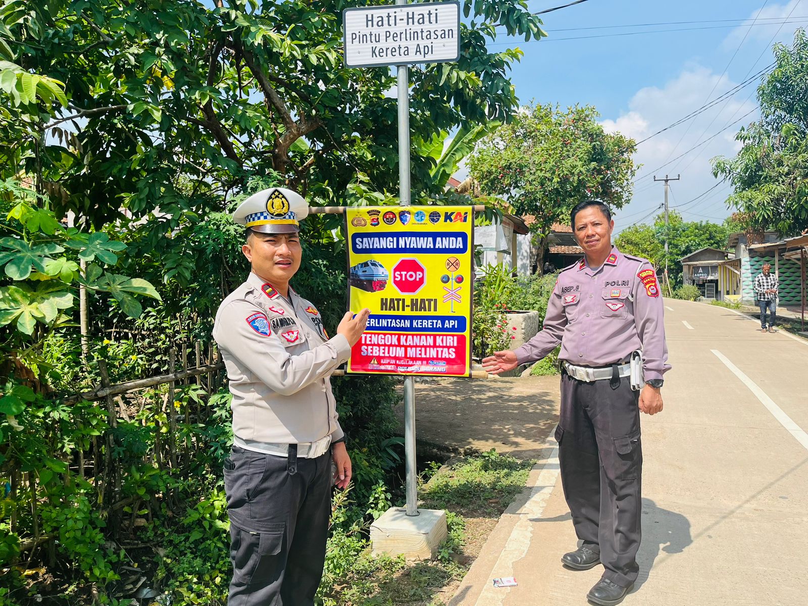 SATLANTAS POLRES SERANG MEMASANG HIMBAUAN DI 12 PERLINTASAN KERETA API