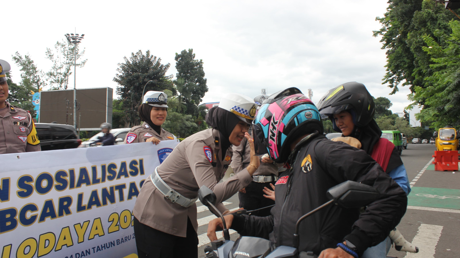 Satlantas Polresta Bogor Kota Bagikan Snack Kepada Pengguna Jalan