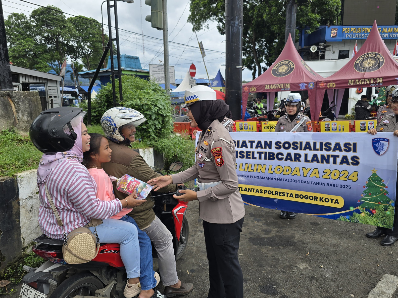 Aksi Humanis, Satlantas Polresta Bogor Kota Bagikan Snack Kepada Pengendara