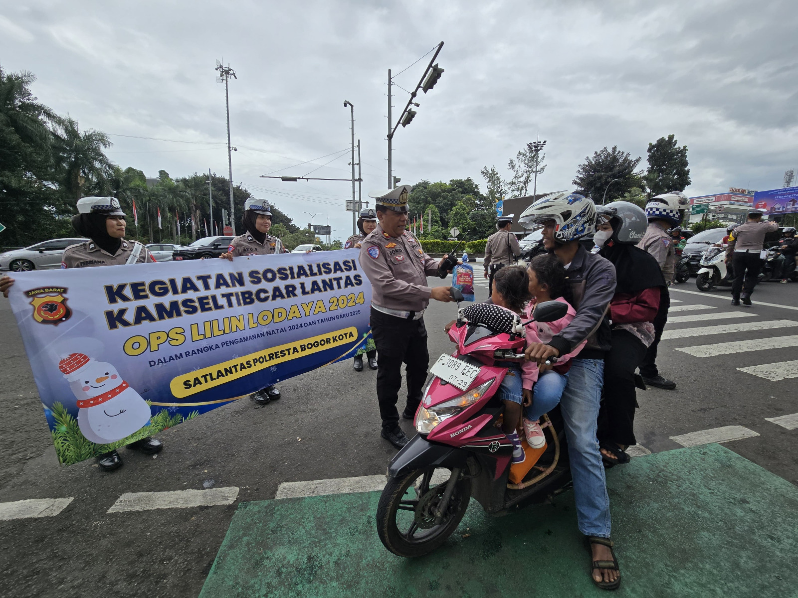 Pam Nataru Satlantas Polresta Bogor Kota Lakukan Hal Simpatik Ini