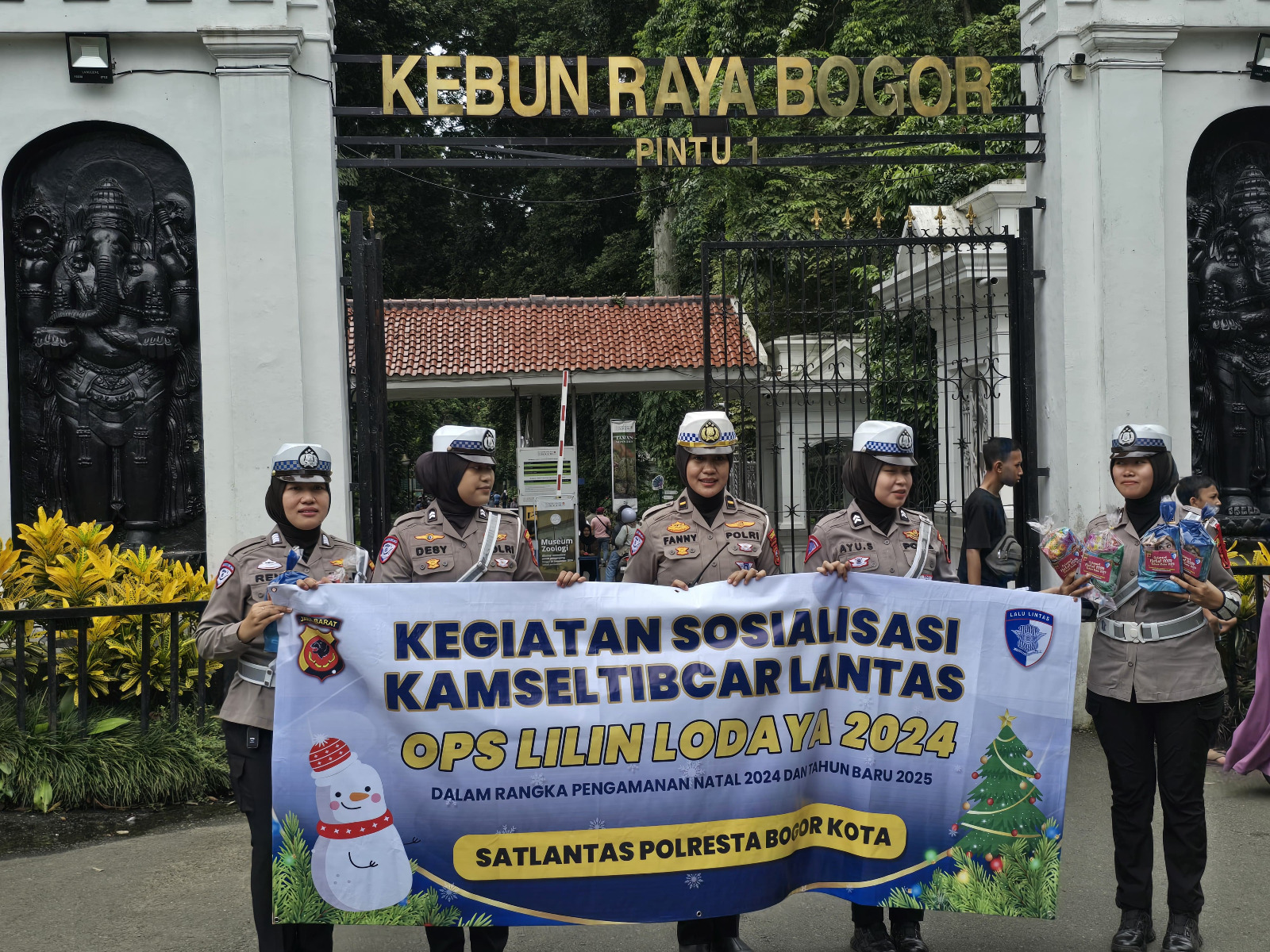 Operasi Lilin Lodaya 2024, Satlantas Polresta Bogor Kota Bagikan Snack ke Wisatawan Kebun Raya Bogor