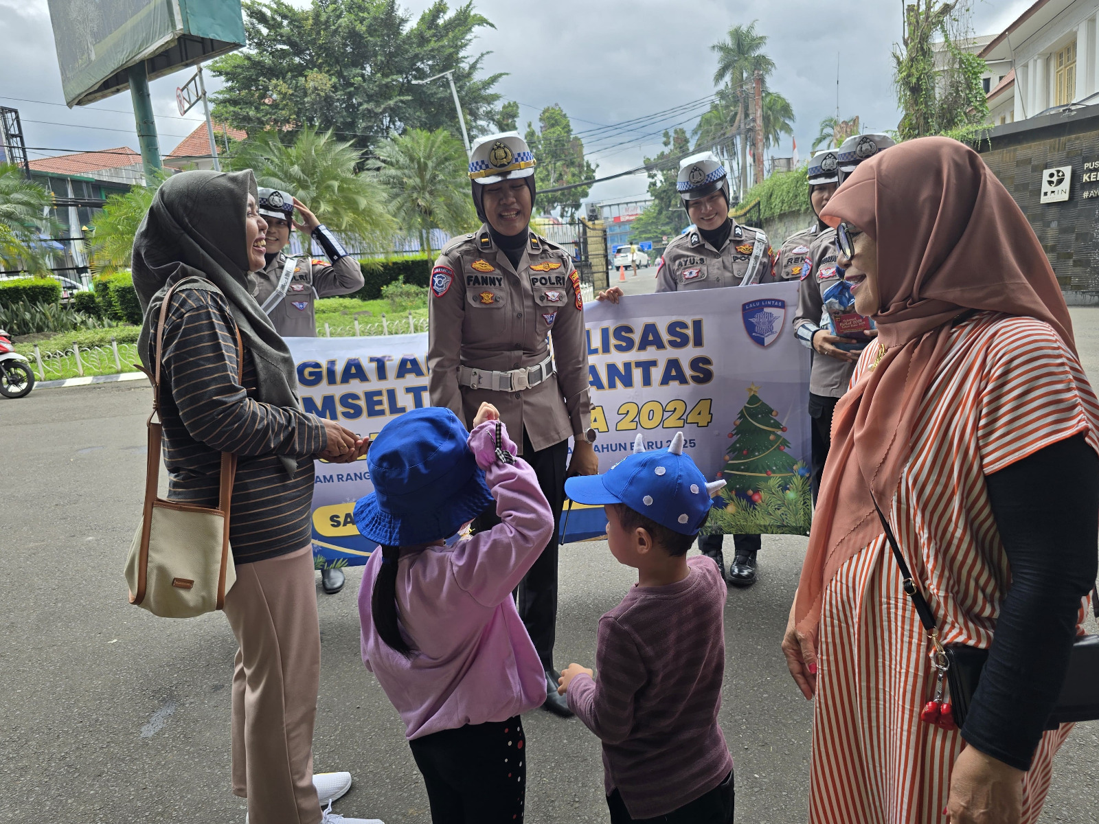 Aksi Humanis Satlantas Polresta Bogor Kota Sapa Wisatawan Kebun Raya