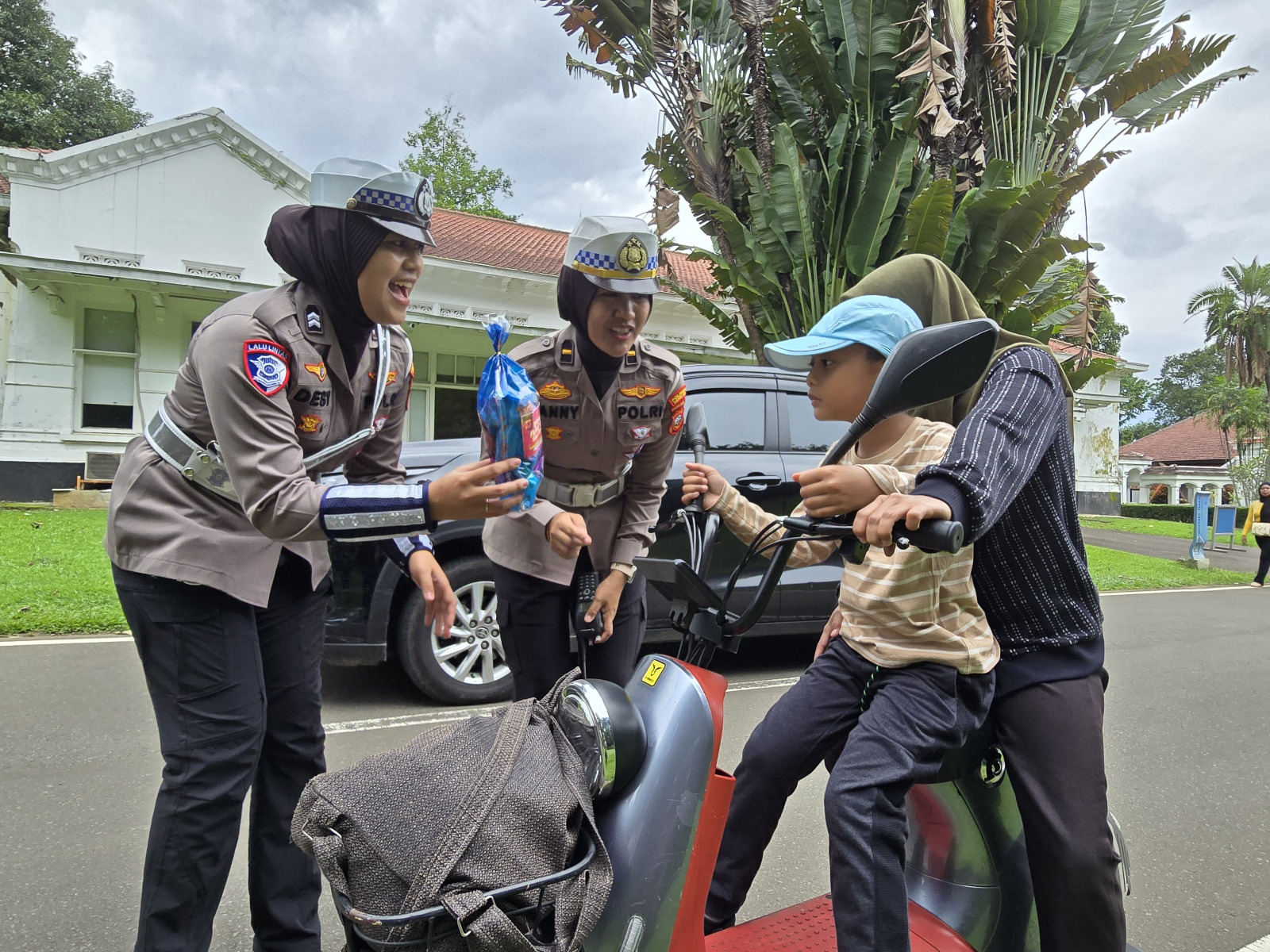 Ops Lilin Lodaya, Satlantas Polresta Bogor Kota Bagikan Snack Kepada Wisatawan