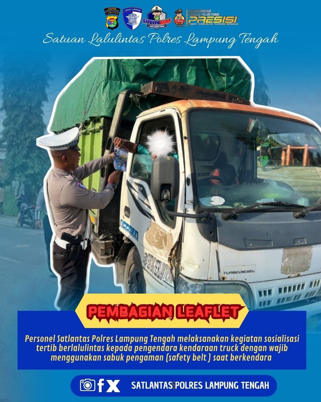 Sosialisasi tertib berlalulintas kepada pengendara kendaraan truck melalui pembagian leaflet pada kendaraan.