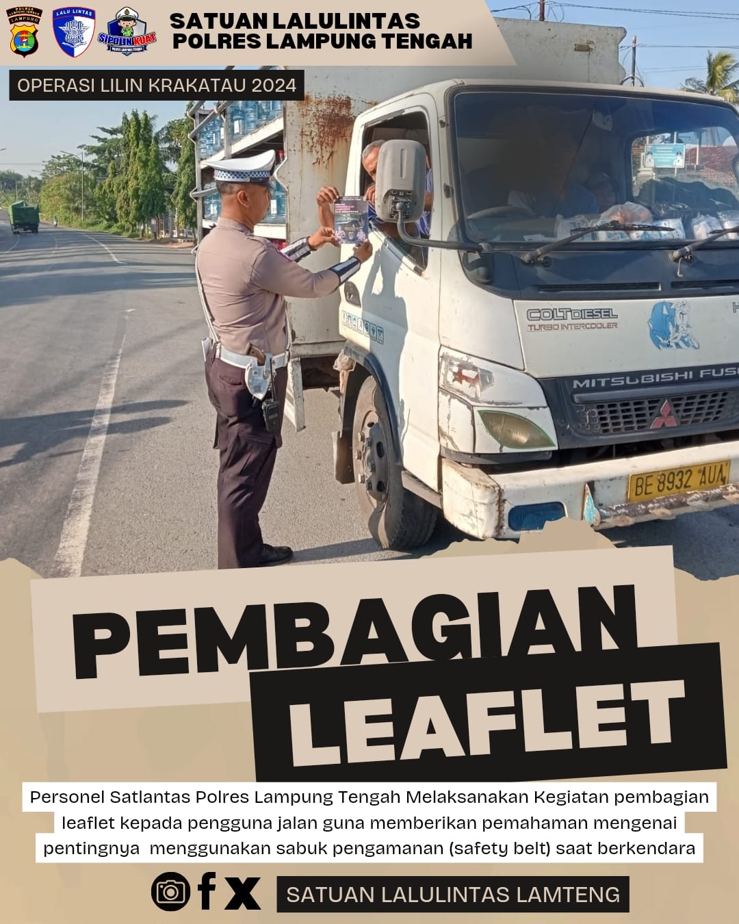 kegiatan pembagian leaflet kepada pengguna jalan guna memberikan pemahaman mengenai bahaya menggunakan handphone saat berkendara