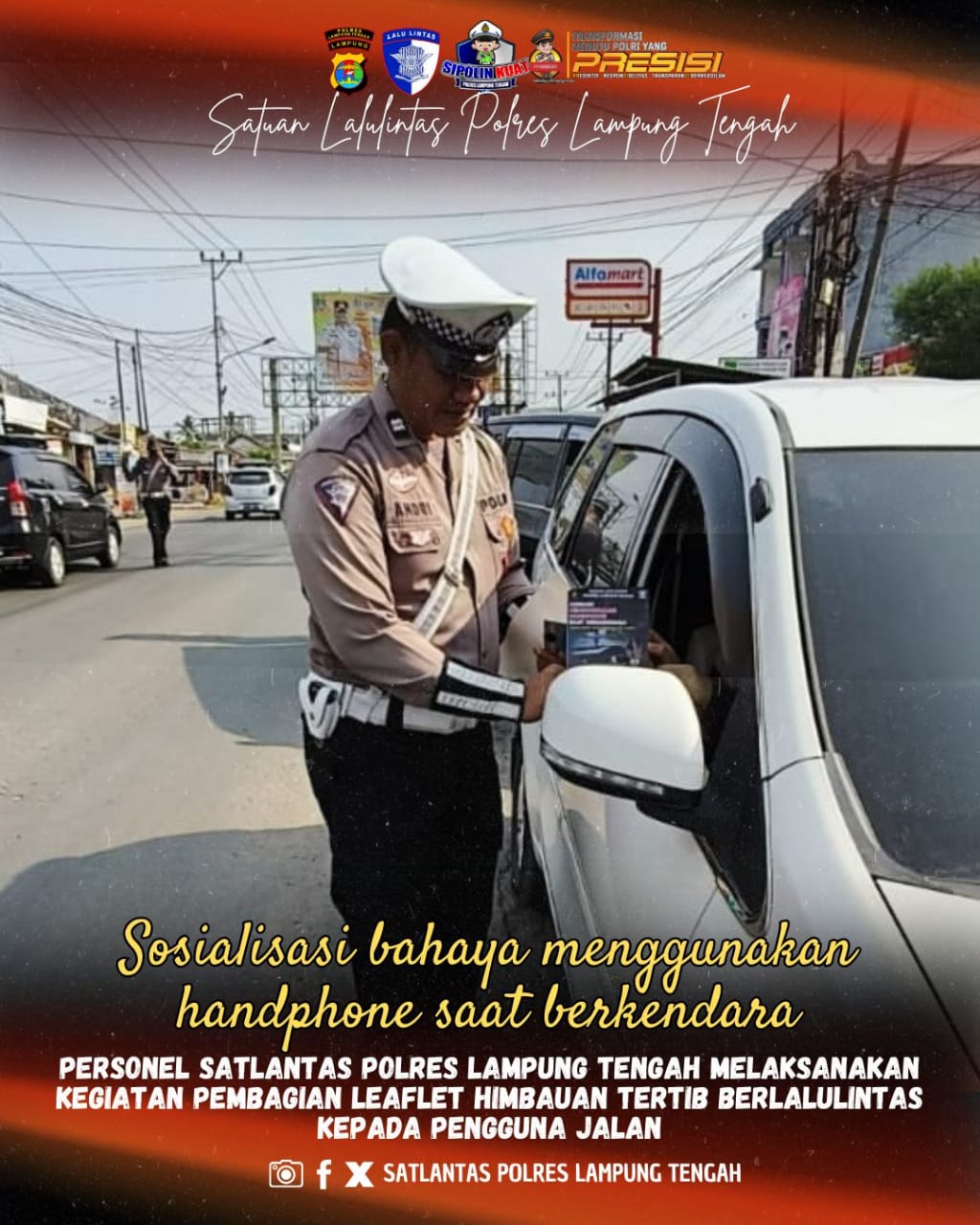 sosialisasi tertib berlalulintas kepada pengendara melalui pembagian leaflet himbauan