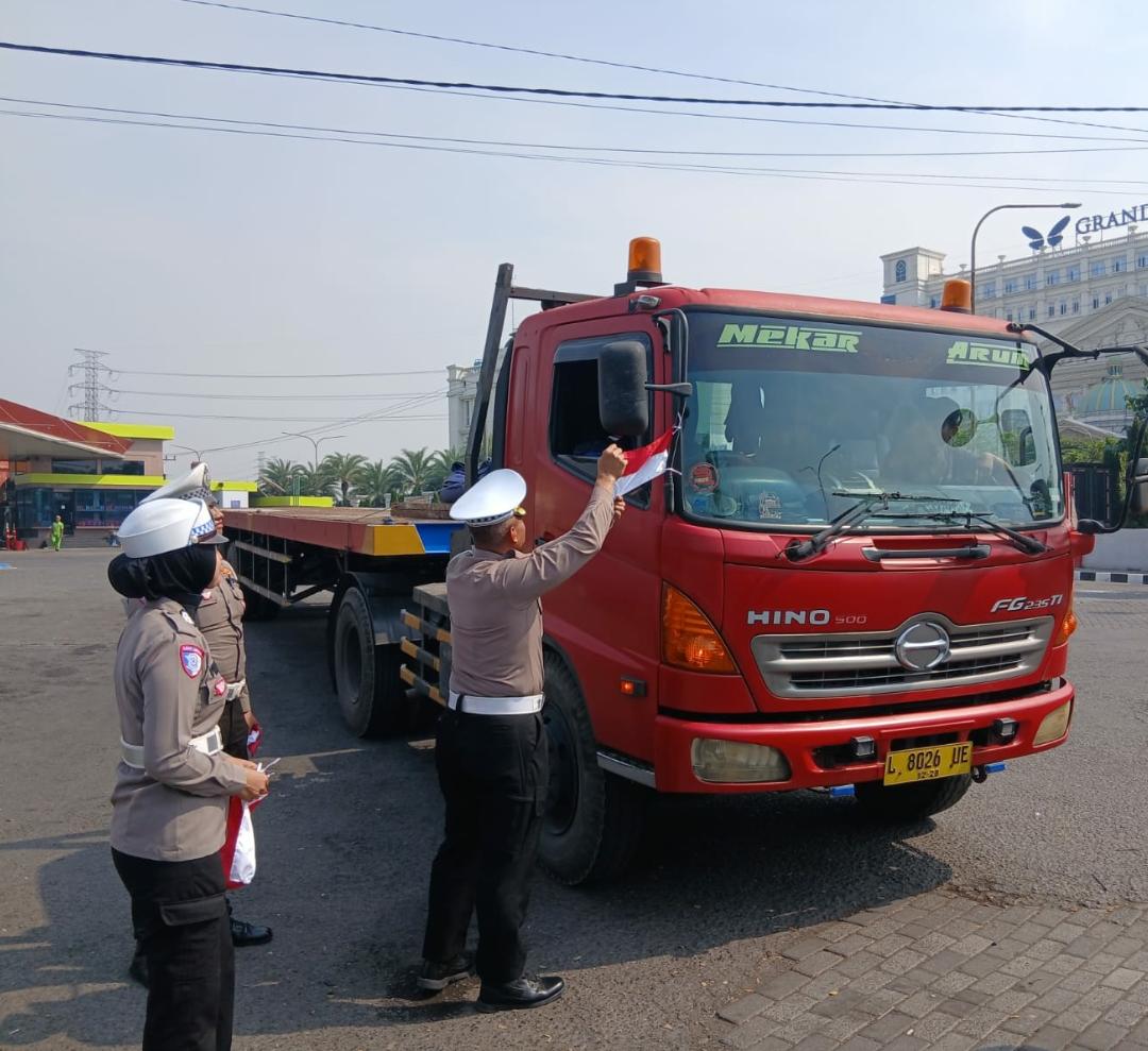 Dampak Positif Pembagian Bendera Merah Putih di Kalangan Pengendara