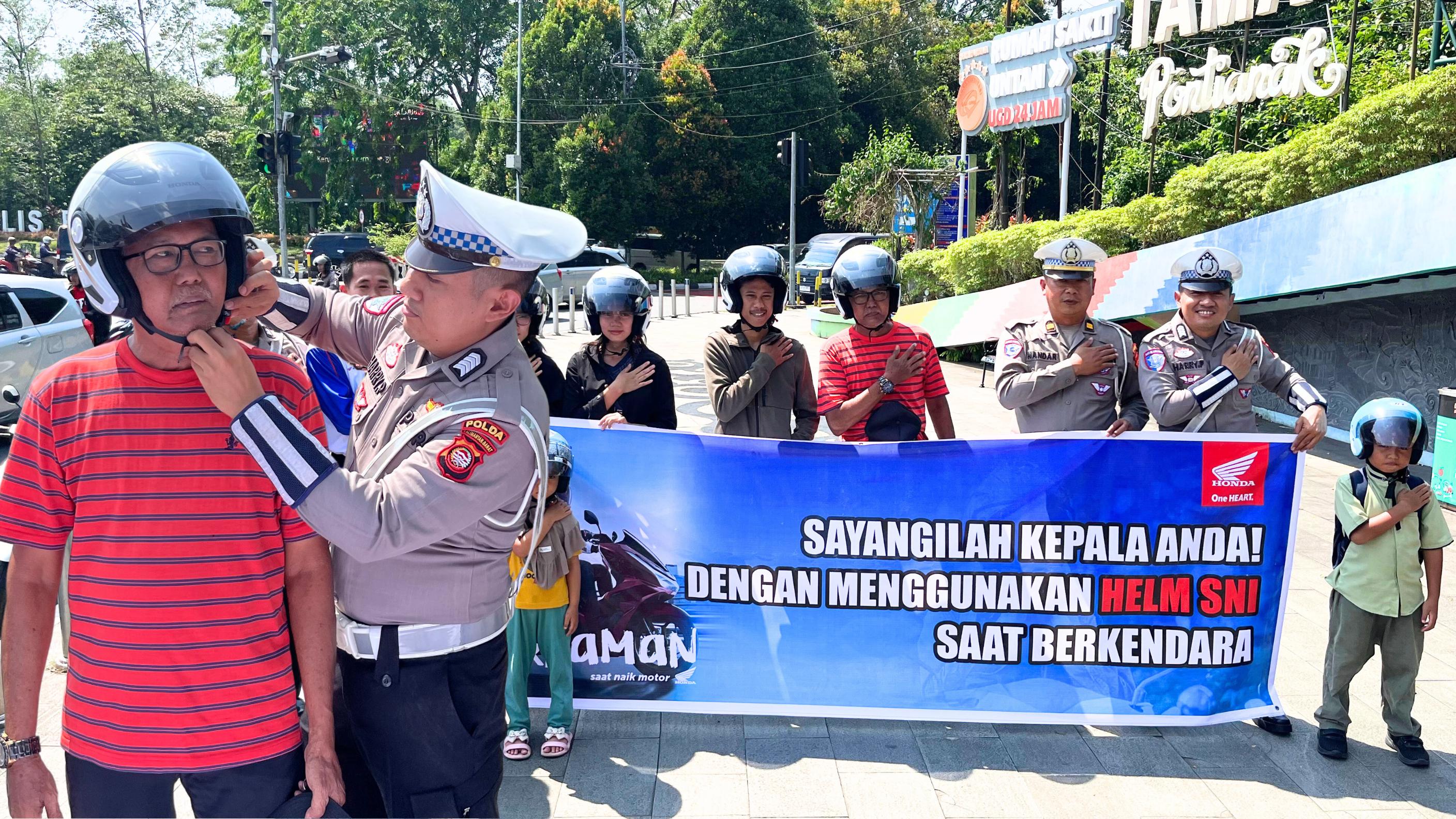 Aksi Peduli Keselamatan, Ditlantas Polda Kalbar dan Dealer Honda Distribusikan Helm Gratis