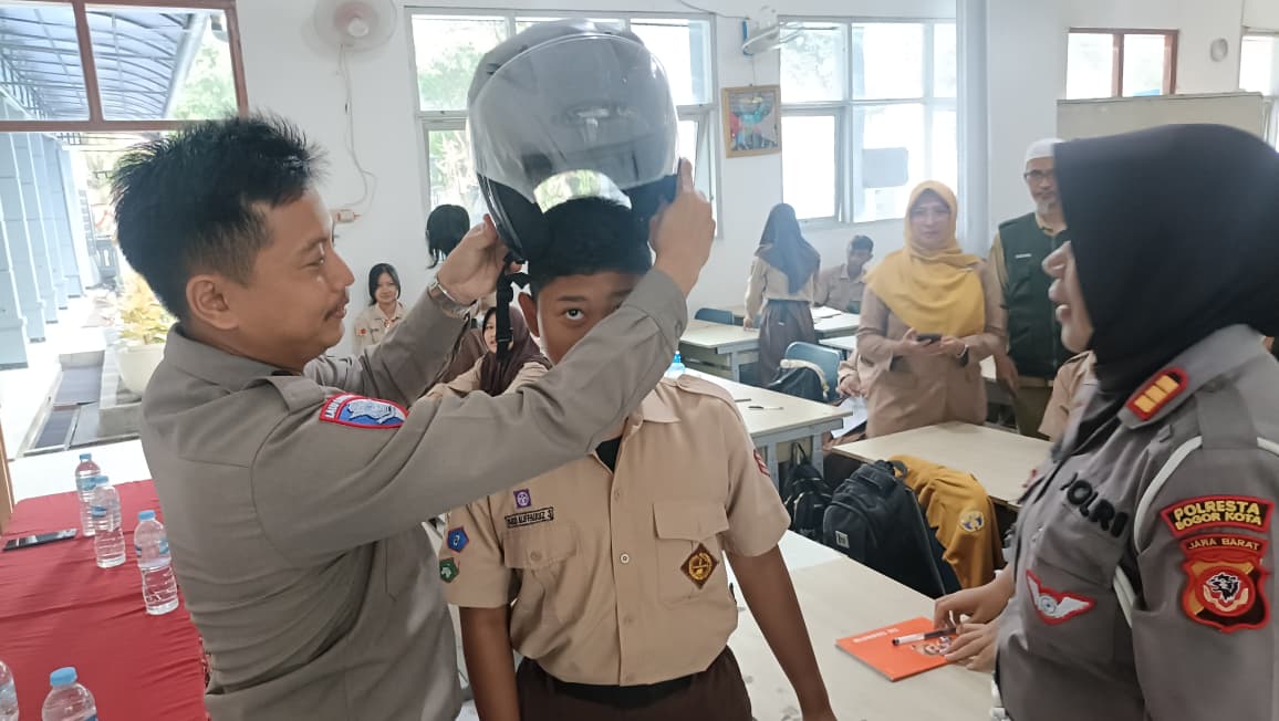 Membangun Kesadaran Berlalu Lintas Sejak Dini: “Police Goes To School” di SMP Negeri 20 Kota Bogor