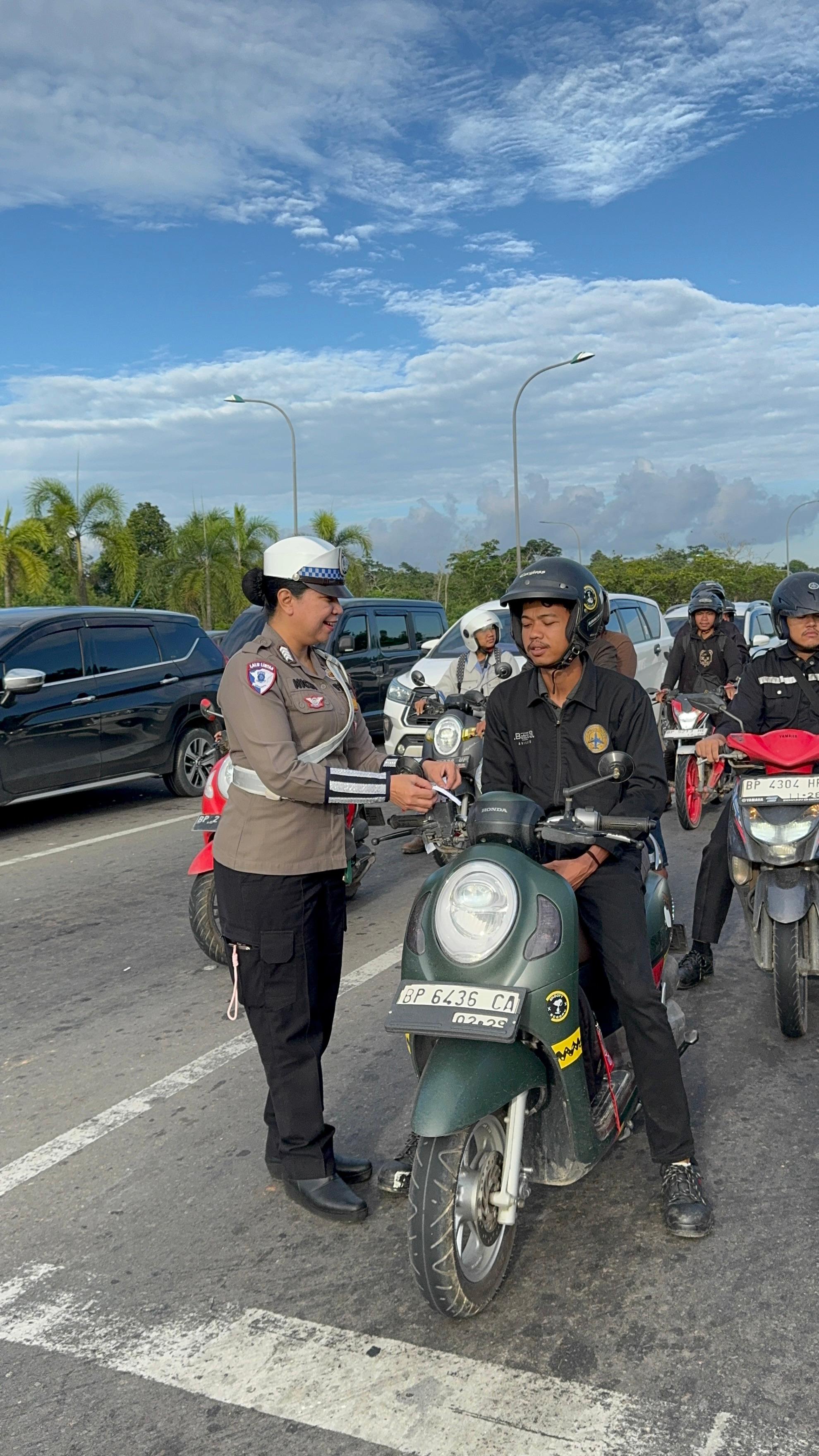 Antusiasme Masyarakat Batam Saat 5.000 Bendera Dibagikan di Simpang KDA