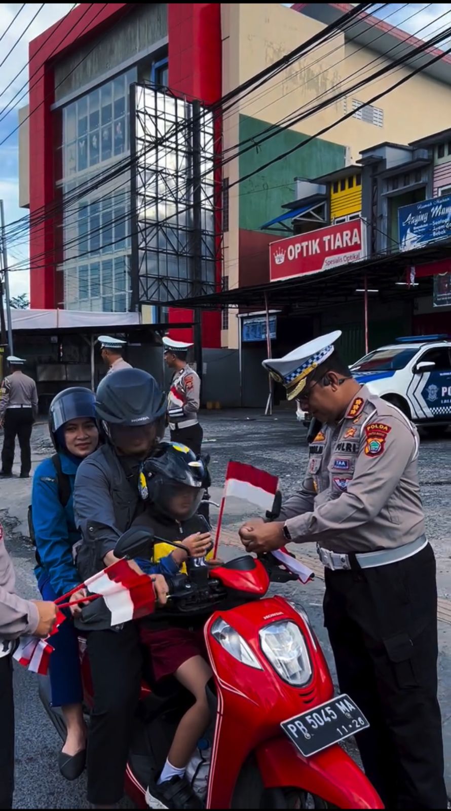 Lawan Isu Pengibaran Bendera Separatis, Polisi Tebar Merah Putih di Manokwari