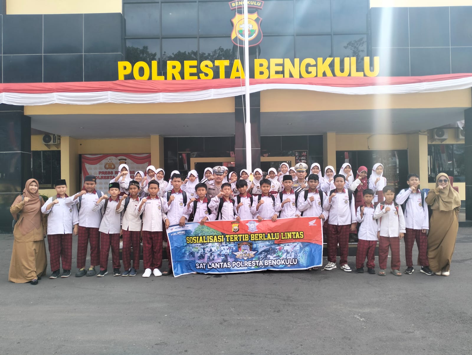 Polresta Bengkulu Ajak Siswa SD Insan Kamil Kenali Rambu Lalu Lintas Sejak Dini