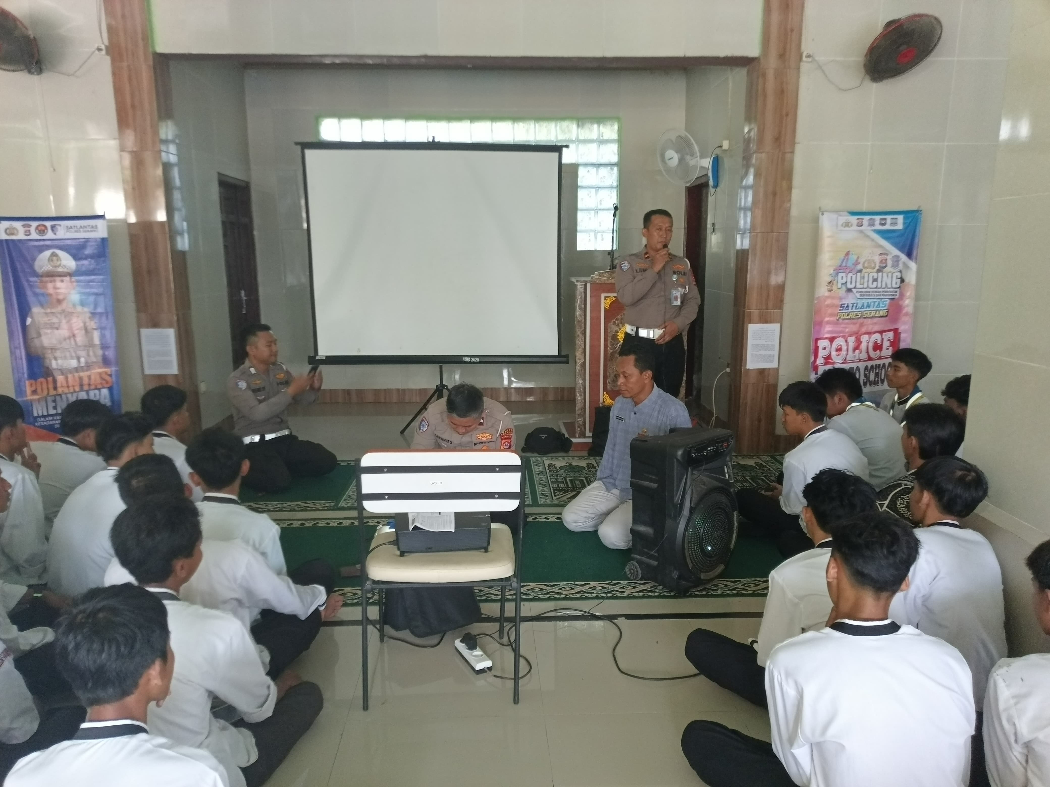 Polantas Menyapa di SMA Bandung oleh Unit Kamsel Polres Serang