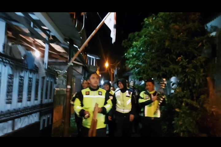 Satlantas Polresta Bogor Kota Patroli Jalan Kaki Sambil Bangunkan Warga Sahur