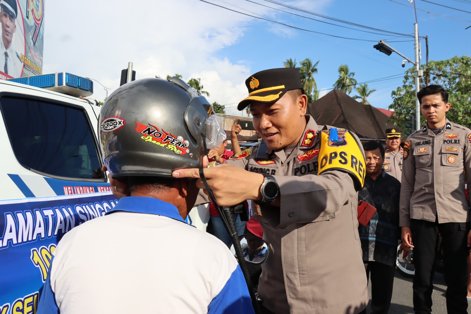 kegiatan Pembagian 1000 Helm dalam rangka Ops Keselamatan Singgalang 2023 di Simpang Tiga Tugu Depan RTH Air Bangis, Pasaman Barat