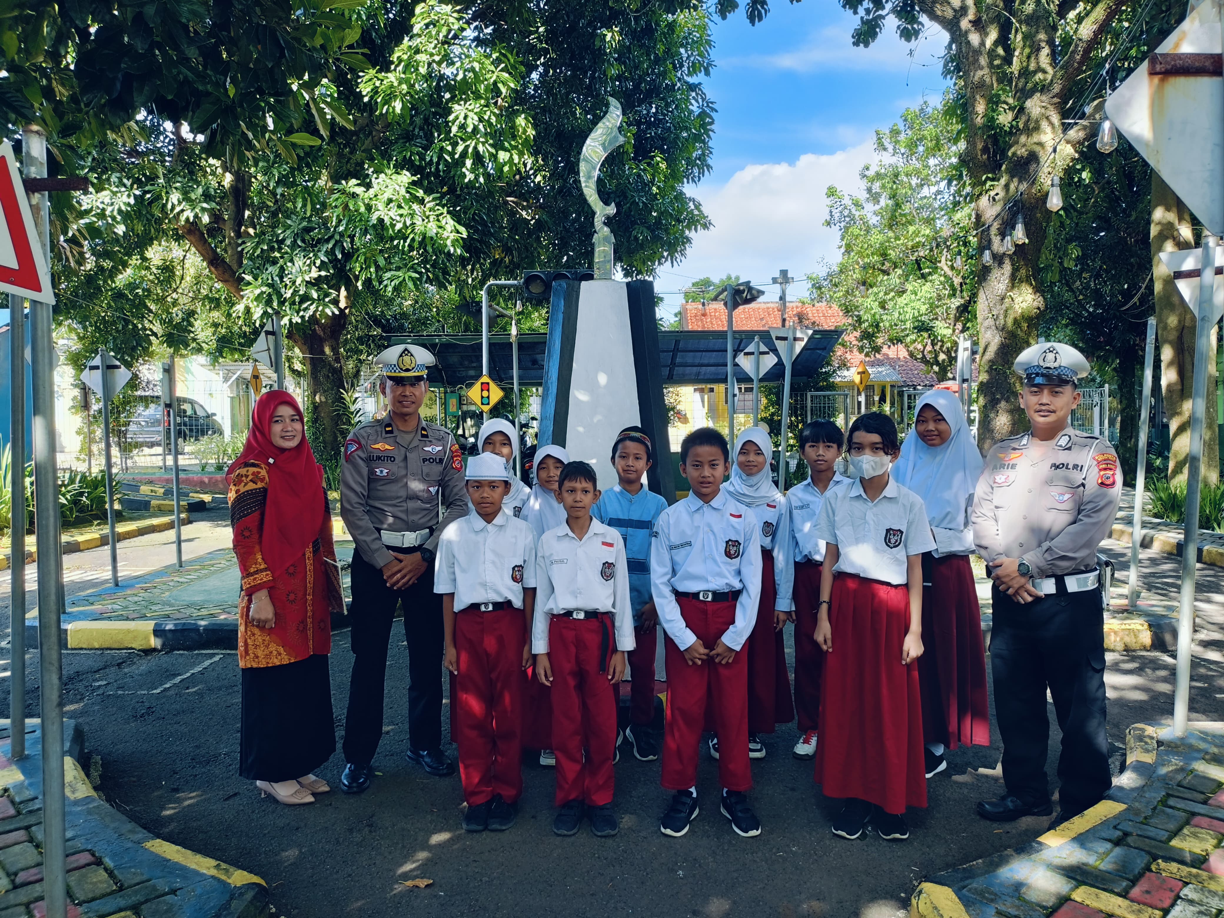 Satlantas Polresta Bogor Kota Edukasi Anak SD Melalui Wahana Taman Lalu Lintas