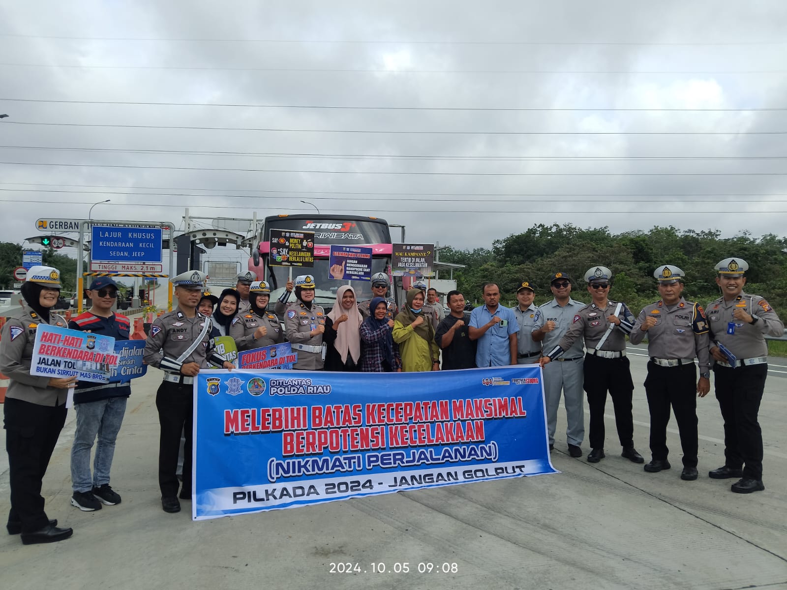 Kampanye Keselamatan & Cooling System Pilkada Damai 2024 di Gerbang Tol Pekbang